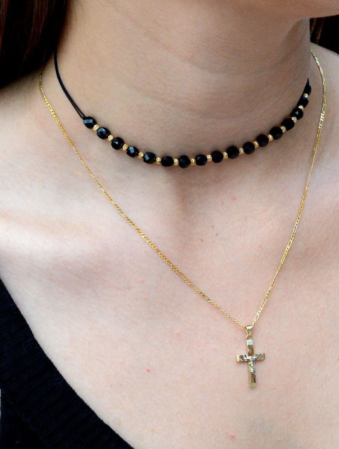 Złota zawieszka pr 333 krzyżyk z wizerunkiem Pana Jezusa ZA 5933 333. Piękny, złoty wisiorek w kształcie krzyża z wizerunkiem Pana Jezusa został wykonany ze złota próby 333. Krzyżyk ma kolor żółtego złota..jpg